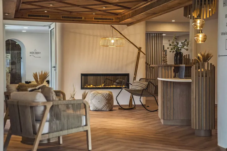 Helle Lobby des Hotel Bergrose mit modernem Design und gemütlichen Sitzgelegenheiten.