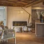 Helle Lobby des Hotel Bergrose mit modernem Design und gemütlichen Sitzgelegenheiten.