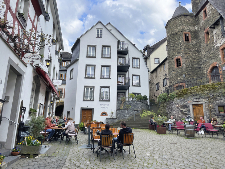 Historischer Marktplatz in Beilstein mit Café und historischen Gebäuden.