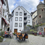 Historischer Marktplatz in Beilstein mit Café und historischen Gebäuden.