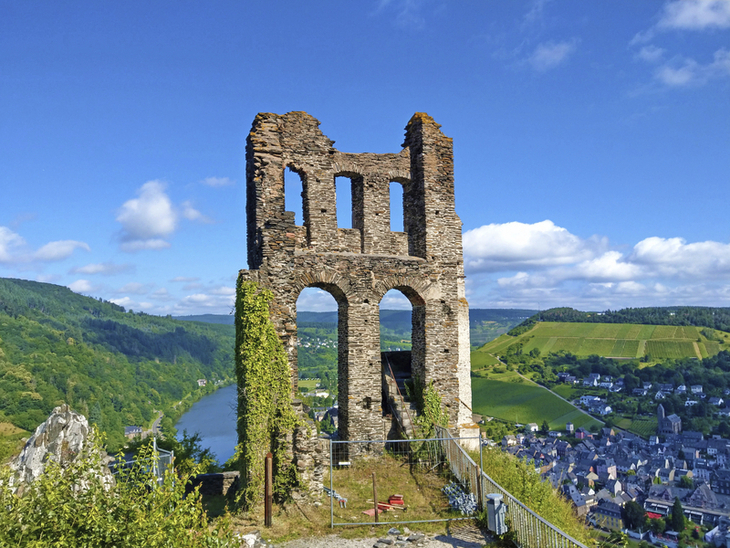 Ruine in Traben-Trarbach mit Blick auf die Mosel und grüne Hügellandschaft.