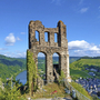 Ruine in Traben-Trarbach mit Blick auf die Mosel und grüne Hügellandschaft.