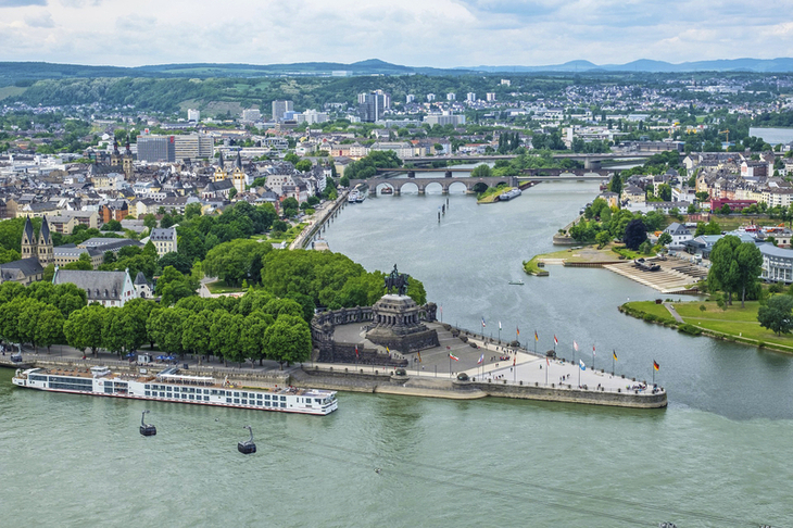 Blick auf Koblenz mit Deutschem Eck und Flusslandschaft aus der Vogelperspektive