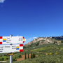 Wegweiser mit Landschaftspanorama in Umbrien, Italien.