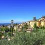 Blick auf die Altstadt von Assisi in Umbrien, umgeben von grüner Landschaft.