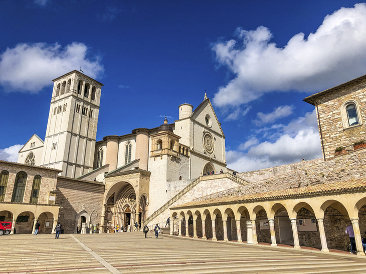 Basilika von San Francesco in Assisi, blauer Himmel, schöne Architektur