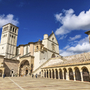 Basilika von San Francesco in Assisi, blauer Himmel, schöne Architektur
