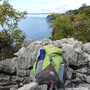 Rucksack auf Felsen mit Blick aufs Meer und Küste in Friaul.