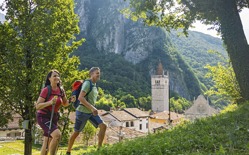 Wanderer in Friaul-Julische Alpen mit Blick auf Turm und Berge.