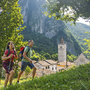Wanderer vor einem Turm in den Friaul-Julischen Alpen bei Gemona.