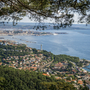 Blick auf die Küste von Triest und den Golf von Triest mit einer Stadt im Hintergrund.
