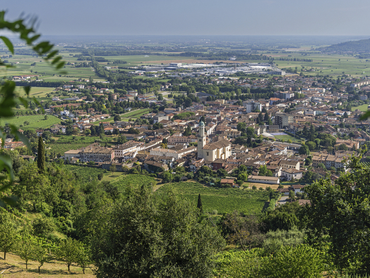 Panoramablick auf die Stadt Cormons inmitten grüner Landschaft von Monte Quarin aus.
