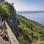 Wanderer genießen den Blick auf die Küstenlandschaft und das Meer in Friaul, Italien.