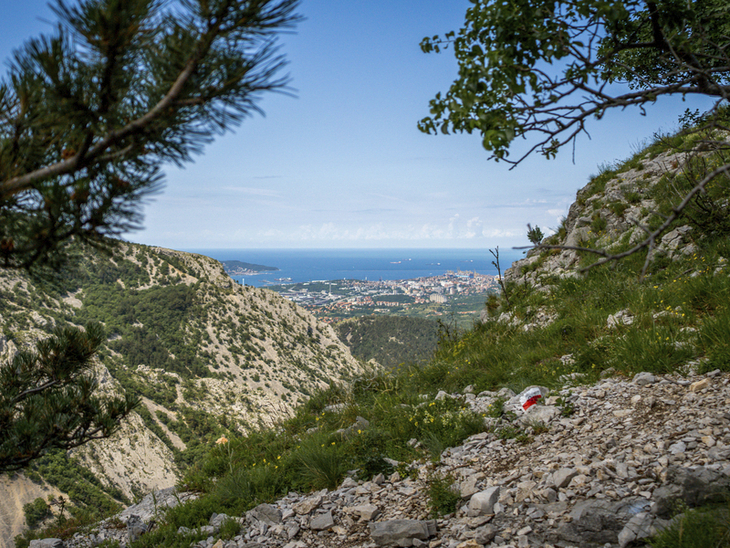 Blick auf Triest und die Küste von einem Wanderweg in den Julischen Alpen.