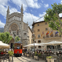 Straßenszene mit historischer Kathedrale in Sóller, Mallorca.
