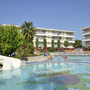 Poolanlage mit Rutschen und Ferienwohnungen im Hintergrund bei sonnigem Wetter