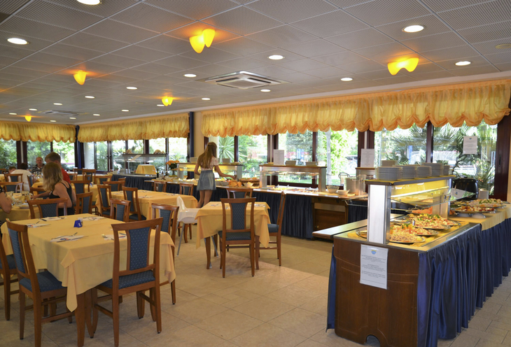 Restaurant mit Buffet im Villaggio Planetarium Resort, Bibione.