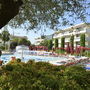 Poolbereich mit Liegestühlen und Sonnenschirmen im Villaggio Planetarium Resort, Bibione.