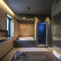 Luxuriöser Spa-Bereich mit Whirlpool, Handtuch, Deko-Elementen und stimmungsvoller Beleuchtung.