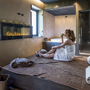 Frau in Handtuch entspannt in einem Spa-Raum.