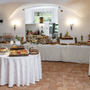 Buffet-Tisch mit diversen Speisen in einem hellen Raum.