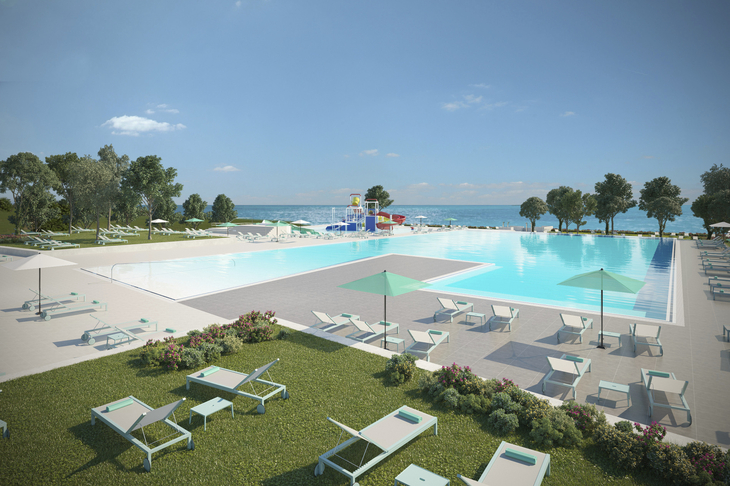 Poollandschaft mit Liegen und Sonnenschirmen im Park Umag, Kroatien.