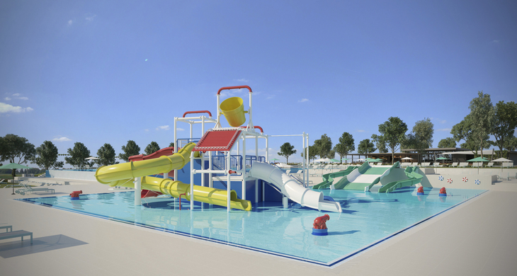 Wasserspielplatz mit Rutschen in einem Ferienpark, Bäume im Hintergrund.