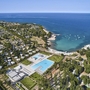 Luftaufnahme eines Campingplatzes mit Pool und Küstenlinie in Umag, Kroatien.