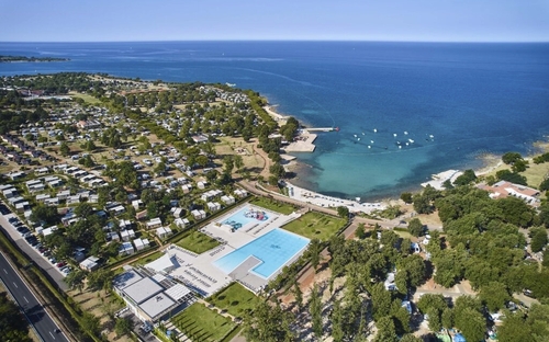 Luftaufnahme eines Campingplatzes mit Pool und Küstenlinie in Umag, Kroatien.