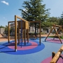 Spielplatz im Freien mit Klettergerüst und Rutsche auf buntem Boden.