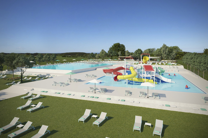 Poolanlage mit Rutschen und Liegestühlen im Park Umag, Kroatien