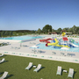 Poolanlage mit Rutschen und Liegestühlen im Park Umag, Kroatien