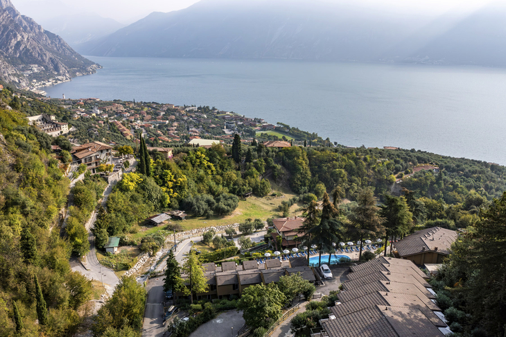 Luftaufnahme von Limone sul Garda mit See und umliegenden Bergen.