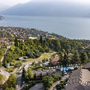 Luftaufnahme von Limone sul Garda mit See und umliegenden Bergen.