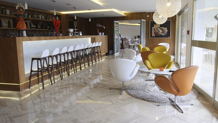 Barbereich mit modernen Stühlen und Theke im Hotel La Vague, Saint Paul de Vence.