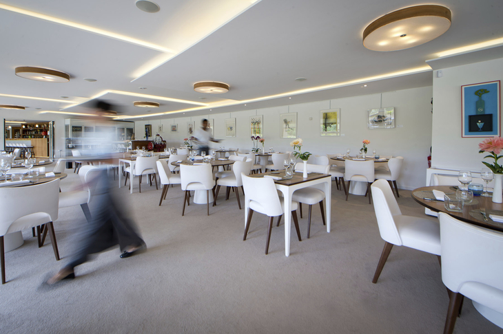 Ein elegantes Restaurant mit gedeckten Tischen und moderner Einrichtung.
