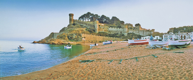 Küste von Tossa de Mar mit Booten und Burg an der Costa Brava.