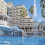 Hotel Indalo Park mit Pool und Palmen an der Costa Brava bei Sonnenschein