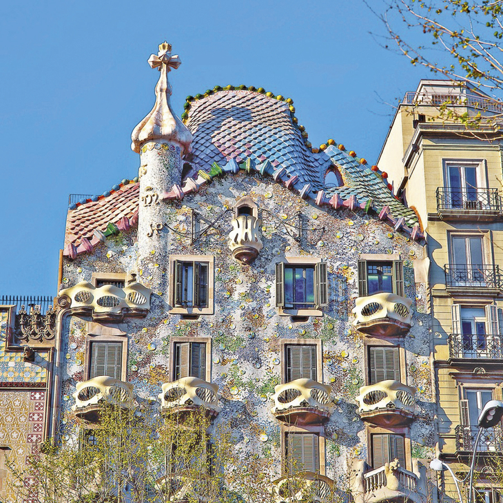 Buntes Gebäude mit geschwungenem Dach und dekorativen Elementen in Barcelona.