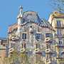Buntes Gebäude mit geschwungenem Dach und dekorativen Elementen in Barcelona.
