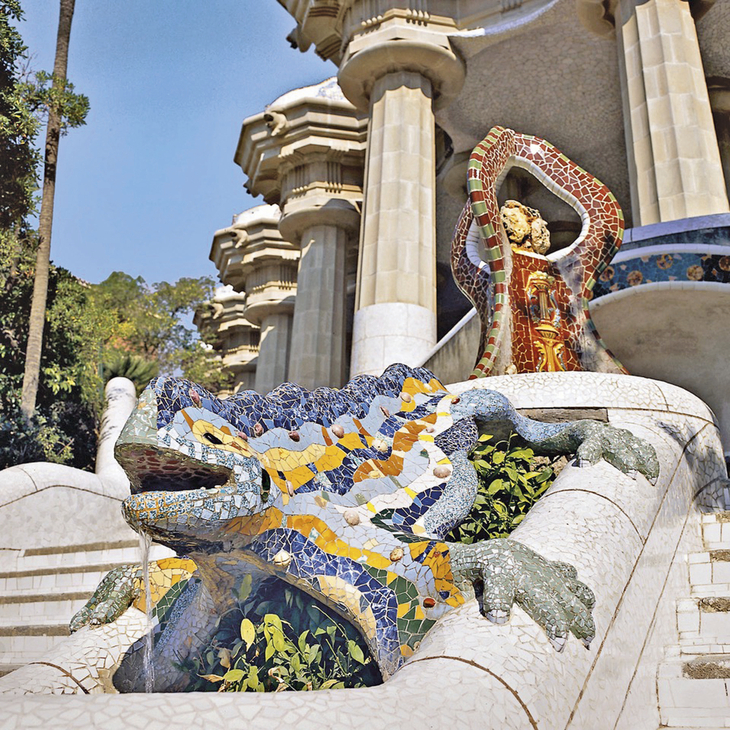 Mosaik-Eidechse im Park Güell, Barcelona mit bunten Kacheln verziert.