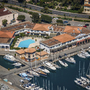 Luftaufnahme eines Hotels am Yachthafen von St. Raphael mit Pool und Segelbooten.