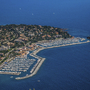 Luftaufnahme eines Yachthafens in Saint-Raphaël am Mittelmeer.
