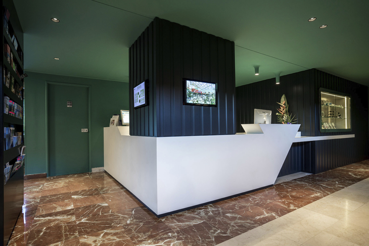 Rezeption eines modernen Hotels mit Marmorfliesen und weißen Theken.