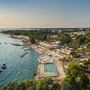 Luftbild des Aminess Maravea Camping Resorts mit Strand und Pool an der Küste.