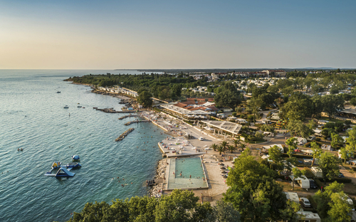 Luftbild des Aminess Maravea Camping Resorts mit Strand und Pool an der Küste.