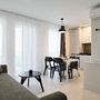 Wohnzimmer mit Sofa, Esstisch, Stühlen und Küche, modernes Design.