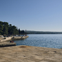 Küste von Malinska auf der Insel Krk, Kroatien, mit klarem Himmel und ruhigem Meer.