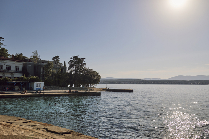 Küste in Malinska auf der Insel Krk mit Meerblick und klarer Himmel