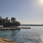 Küste in Malinska auf der Insel Krk mit Meerblick und klarer Himmel